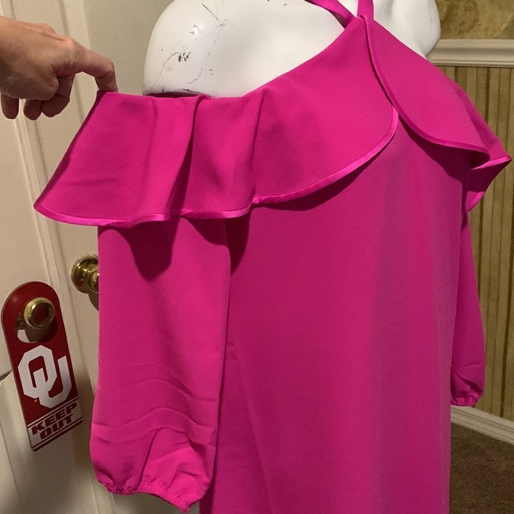 Lilly Pulitzer hot pink cold shoulder dress. Size 2 - Picture 4 of 11